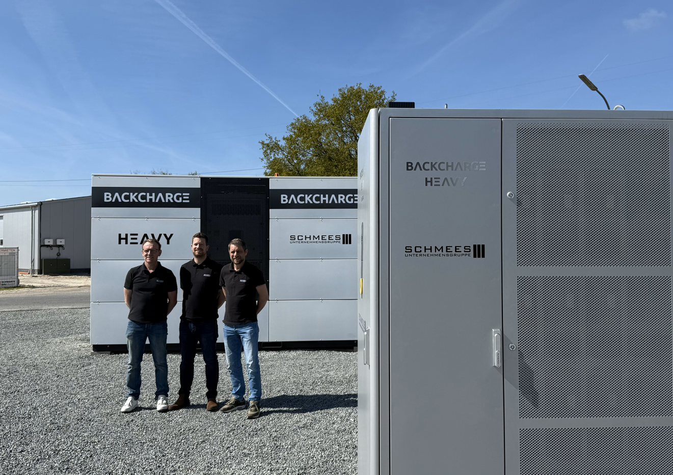 Geschäftsführer Christian Schmees, technischer Geschäftsführer Henning Nintemann und Vertriebsleiter Jannes Veldhuis vor dem Industriespeicher. Geschäftsführer Christian Schmees, technischer Geschäftsführer Henning Nintemann und Vertriebsleiter Jannes Veldhuis vor dem Industriespeicher.